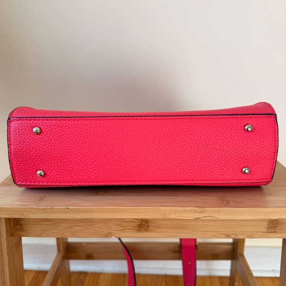 GUESS Large Uptown Chic Turnlock satchel vibrant pink - Picture 4 of 11